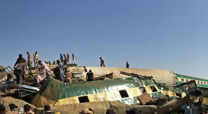 Pakistan Train Crash Death Toll Rises to Over 60